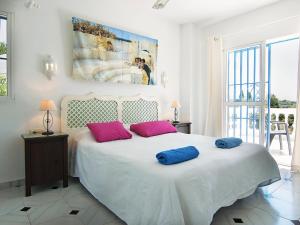 ネルハにあるVilla Villa Pueblo Jara by Interhomeのベッドルーム1室(大型ベッド1台、枕2つ付)
