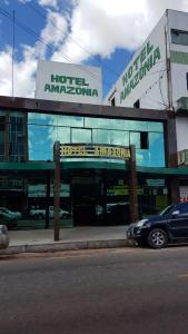 een gebouw waar een auto voor geparkeerd staat bij Hotel Amazonia in Castanhal
