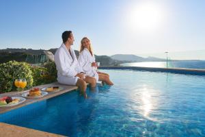Bazén v ubytování Atrium Platinum Resort & Spa nebo v jeho okolí