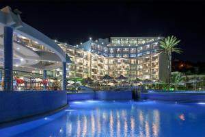 Bazén v ubytování Atrium Platinum Resort & Spa nebo v jeho okolí