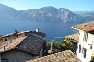 a view of the lake from the roofs of houses at Ca el Finilet in Brenzone sul Garda