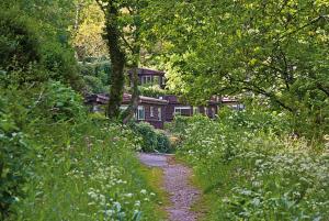 un camino a través de un jardín con una casa en el fondo en Churchwood Valley, en Plymouth