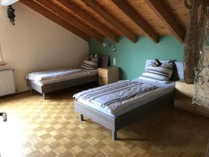 Un pat sau paturi într-o cameră la Messe CGN/DUS Großräumige Wohnung in guter Verkehrslage