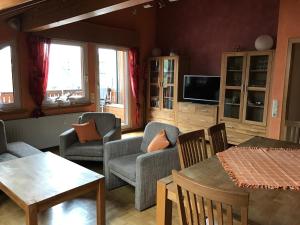 a living room with a couch and chairs and a table at Messe CGN/DUS Großräumige Wohnung in guter Verkehrslage in Leverkusen