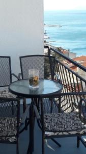 stół i krzesła na balkonie z widokiem na ocean w obiekcie Apartments Tereza w mieście Senj