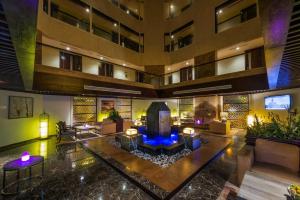 un vestíbulo de un hotel con luces azules en Boudl Al Tahlia, en Yeda