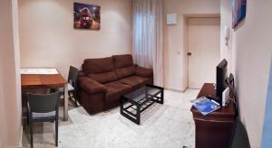 sala de estar con sofá marrón y mesa en DS Apartamento Mezquita con cochera, en Córdoba