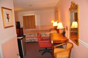 Ένα ή περισσότερα κρεβάτια σε δωμάτιο στο Super 8 by Wyndham Hayward Downtown