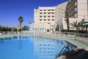 une grande piscine en face d'un hôtel dans l'établissement Gloria Inn Najran, à Najran