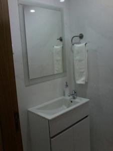 A bathroom at Aveiro White Studios