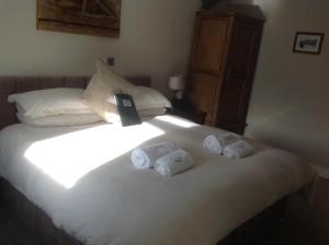 A bed or beds in a room at The Guest House Worsthorne