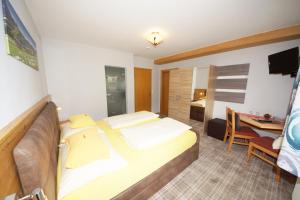 A bed or beds in a room at Pension Alexandra