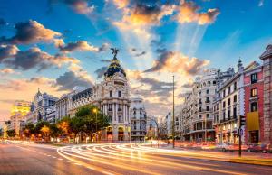 ulica miejska z budynkiem z krzyżem na górze w obiekcie Principe Santa Ana Madrid Centro w Madrycie