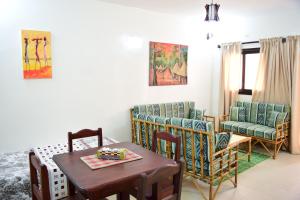 jadalnia ze stołem i krzesłami w obiekcie Kakatar Family Residence , Yoff w mieście Dakar
