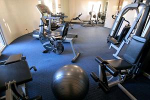 莫羅拉巴海濱的住宿－地標度假酒店，健身房提供数辆健身自行车和运动球