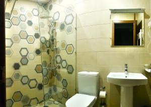 Baðherbergi á Cozy Hotel Kazbegi
