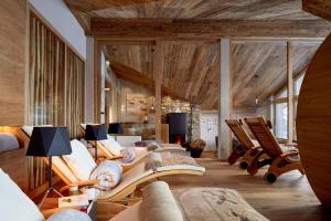 Hotel Tirol Fiss 4Sterne Superior的休息区