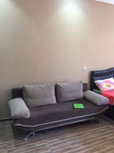 un sofá sentado en una habitación con una pared en Comfortable Apartment near the Sea, en Kobuleti