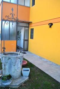 a yellow building with a bucket in front of it at Agli Ospedali in Padova