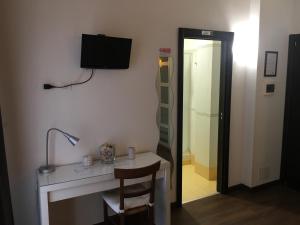 A television and/or entertainment centre at Almi Rooms