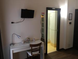 TV a/nebo společenská místnost v ubytování Almi Rooms