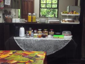 un bancone in cucina con sopra del cibo di Pousada Trilha do Farol a Ilha do Mel