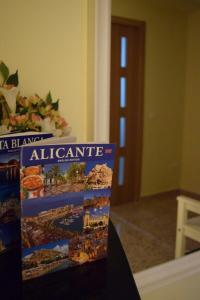 アリカンテにあるSSS Alicante Holiday Apartmentのテーブルの上にアレンテージョと書かれた看板