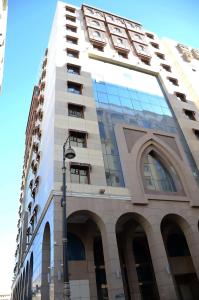 فندق حياة الذهبي في المدينة المنورة: مبنى طويل مع ضوء الشارع أمامه