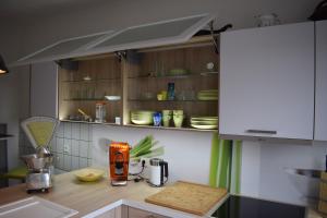 eine Küche mit Theke und Kaffeemaschine in der Unterkunft Messewohnung Augusta in Wuppertal