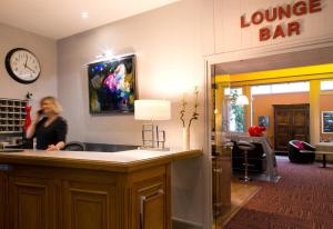 Lobby o reception area sa Logis Hôtel du Midi - Saint Etienne Sud