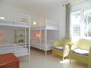 レスカラにあるCasa Bel Collの二段ベッド2台と椅子2脚が備わる客室です。