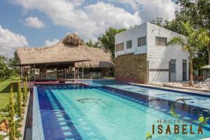 Bazén v ubytování Hacienda Isabela Hotel Campestre nebo v jeho okolí