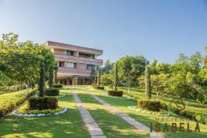 Garden sa labas ng Hacienda Isabela Hotel Campestre