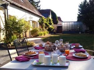 un tavolo con sopra dei piatti di cibo di La Grange Dîmière, près de Tours a Saint-Genouph
