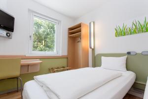 Postel nebo postele na pokoji v ubytování ibis budget Augsburg City