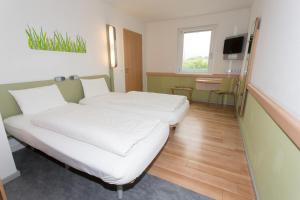 Postel nebo postele na pokoji v ubytování ibis budget Augsburg City