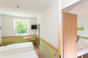 Postel nebo postele na pokoji v ubytování ibis budget Augsburg City