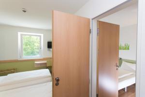 Postel nebo postele na pokoji v ubytování ibis budget Augsburg City