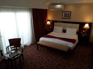 Voodi või voodid majutusasutuse The Guard Hotel toas