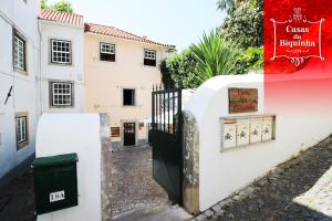 a gate to a building with a sign on it at Casas da Biquinha in Sintra