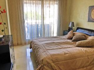 Una cama o camas en una habitación de Apartment La Mesana by Interhome