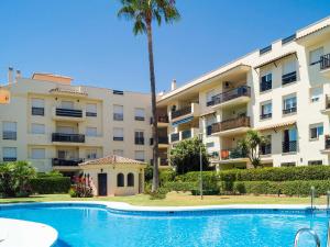 Bazén v ubytovaní Apartment Lorcrimar II by Interhome alebo v jeho blízkosti