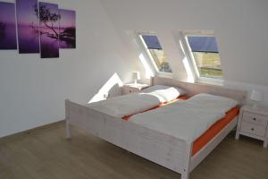 Ein Bett oder Betten in einem Zimmer der Unterkunft Reiterhof Immensee, App. F