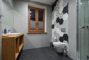 Kúpeľňa v ubytovaní WILLA JAROSTA & SPA, AC -free parking