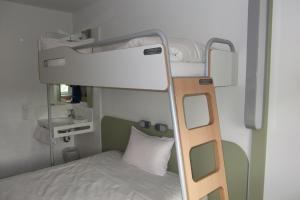 Postel nebo postele na pokoji v ubytování ibis budget Augsburg City
