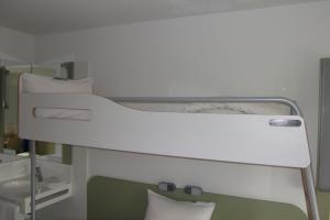 Postel nebo postele na pokoji v ubytování ibis budget Augsburg City