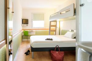 Postel nebo postele na pokoji v ubytování ibis budget Augsburg City