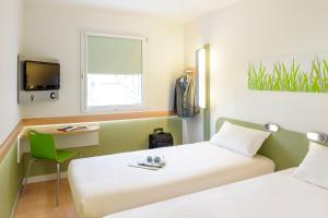 Postel nebo postele na pokoji v ubytování ibis budget Augsburg City