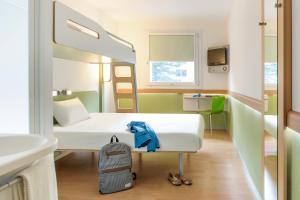 Postel nebo postele na pokoji v ubytování ibis budget Augsburg City