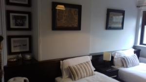 Tempat tidur dalam kamar di The Midway Bar & Guesthouse